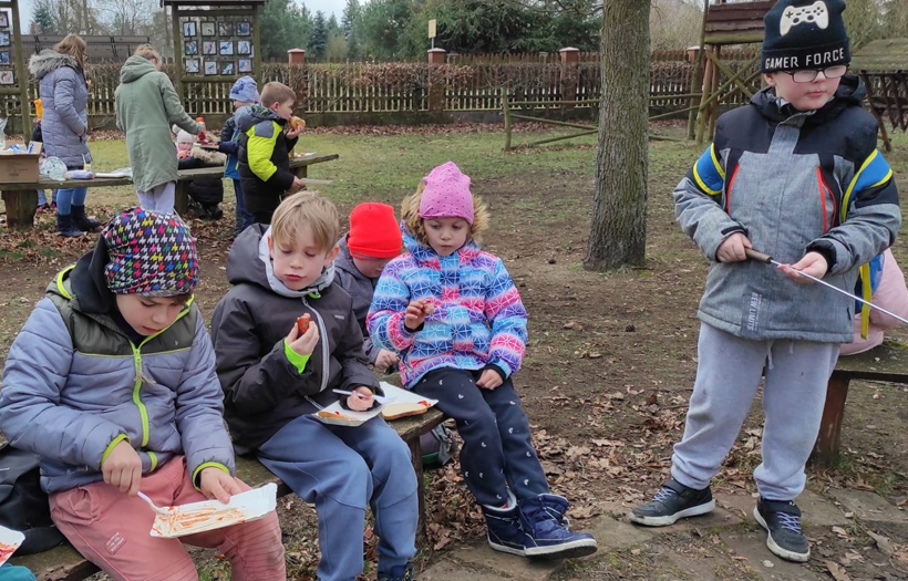 Kinder essen gemeinsam draußen