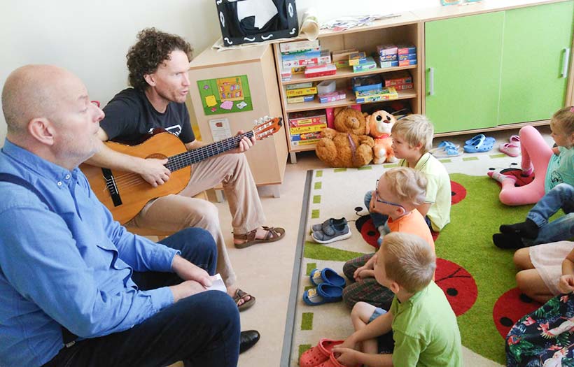 Kinder musizieren gemeinsam mit zwei Erzieherin in der DPFA-Regenbogen-Grundschule Görlitz