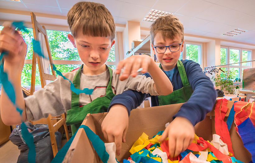 Kids der DPFA-Regenbogen-Grundschule Görlitz bei kreativer Arbeit