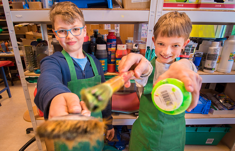 Kids der DPFA-Regenbogen-Grundschule Görlitz beim Basteln und Malen