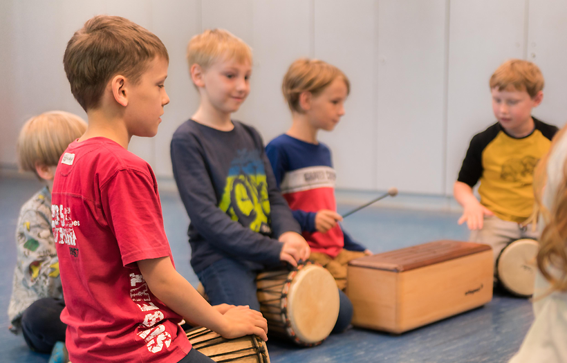 Kids der DPFA-Regenbogen-Grundschule Görlitz mit Instrumenten
