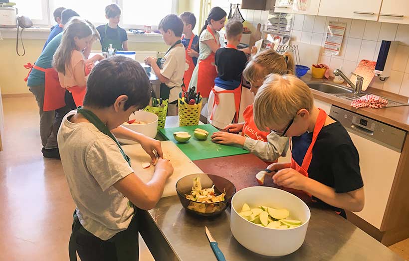 Kinder der DPFA-Regenbogen-Grundschule Görlitz probieren sich in der Küche aus