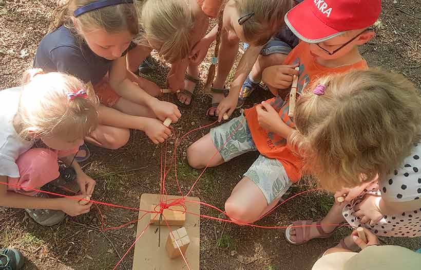 Kids des DPFA-Regenbogen-Vorschulkindergartens spielen in der Natur