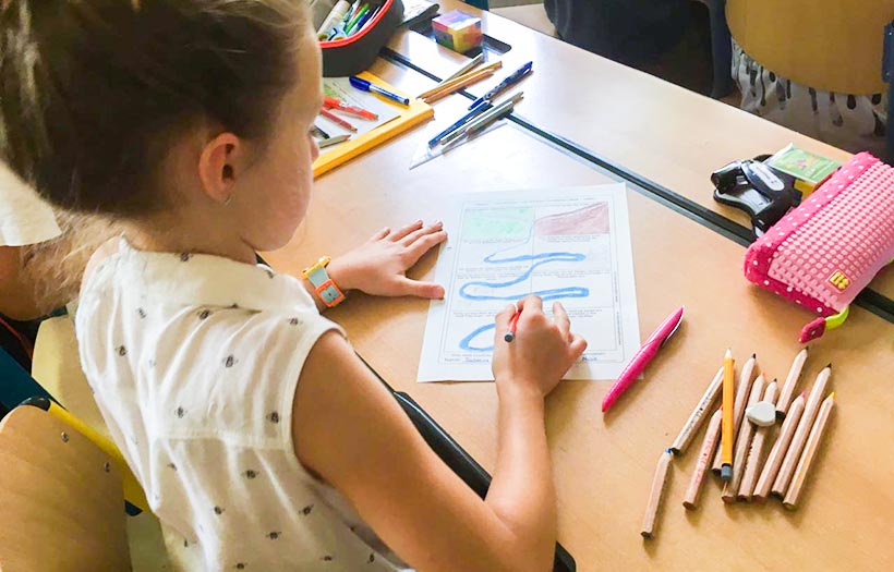 Mädchen malt im DPFA-Vorschulkindergarten Görlitz