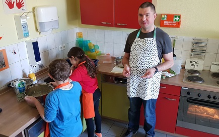 Backen mit Englischlehrer Michael Slowinski ein und dabei neue Vokabeln lernen. DPFA-Regebogen-Schule Görlitz