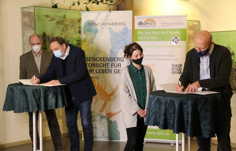 Museumsdirektor Prof. Dr. Willi Xylander (links) und DPFA Schulleiter Matthias Müller (rechts) beim Unterzeichnen des Kooperationsvertrags im Senckenberg Museum für Naturkunde in Görlitz am 15. Dezember 2020. Foto: PR / Senckenberg Museum