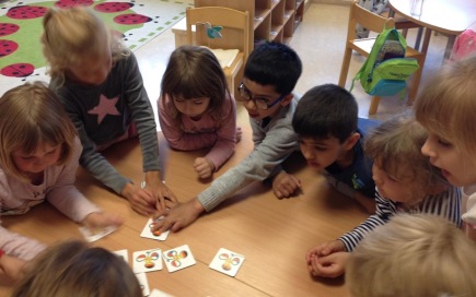 Kinder im Kindergarten der DPFA-Regenbogen-Schule Görlitz spielen gemeinsam an einem Tisch Memorie.