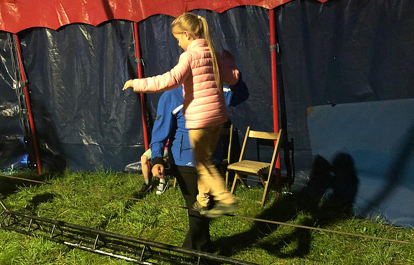 Kinder der DPFA-Regenbogen-Schule Görlitz führen ihr Zirkusprojekt in der Manage auf.