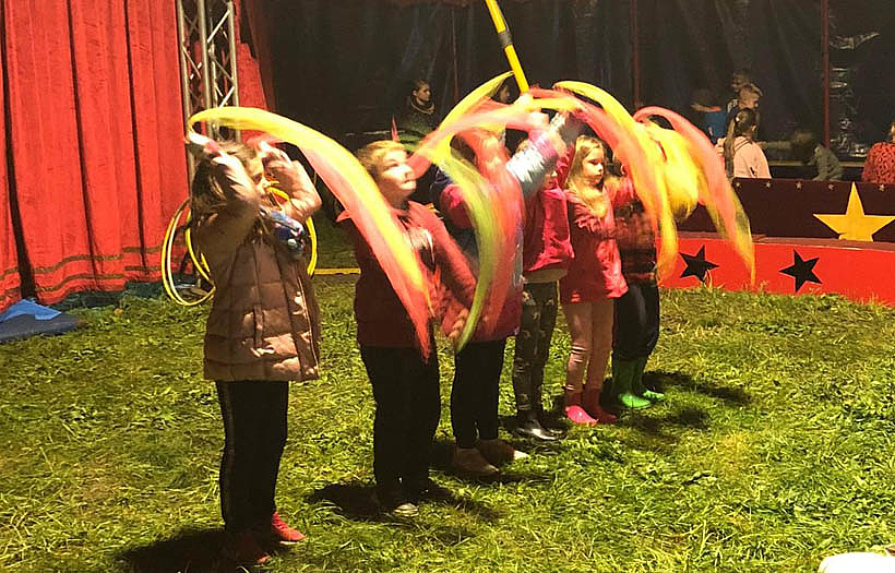 Kinder der DPFA-Regenbogen-Schule Görlitz führen ihr Zirkusprojekt in der Manage auf.