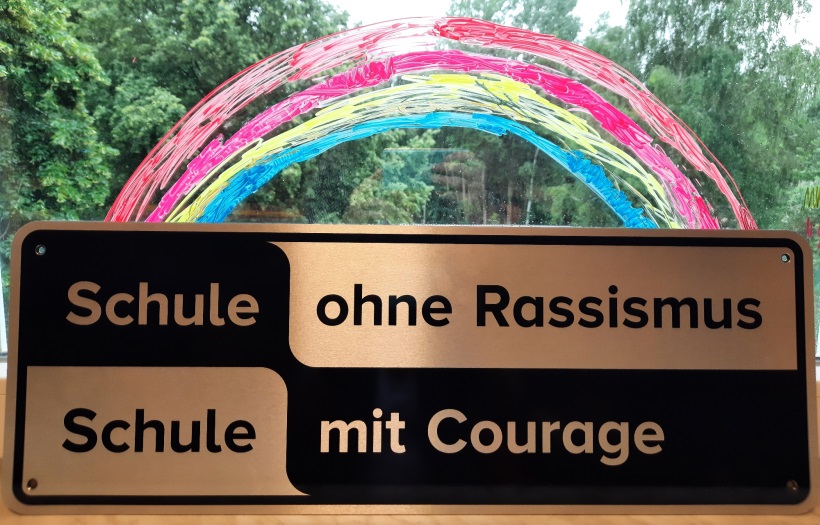 Schild "Schule ohne Rassismus - Schule mit Courage"