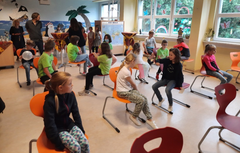 Kinder der DPFA-Regenbogen-Grunschule Görlitz bei der Schildübergabe Schule ohne Rassismus-Schule mit Courage
