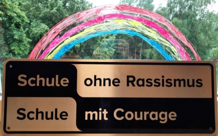 Schild Schule ohne Rassimus, Schule mit Courage DPFA-Regenbogen-Schule Görlitz