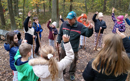 Kinder der DPFA-Regenbogen-Grundschule Görlitz beim Spielen und Lernen im Wald.