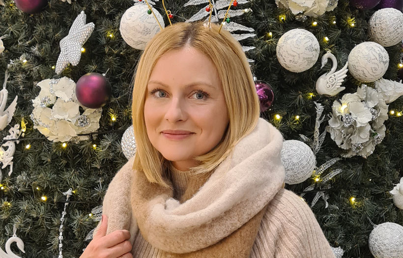 Karolina Zdrowowicz vor festlich geschmücktem Weihnachtsbaum