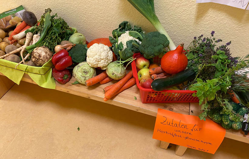 Herbstliches Gemüse liegt auf einer Bank