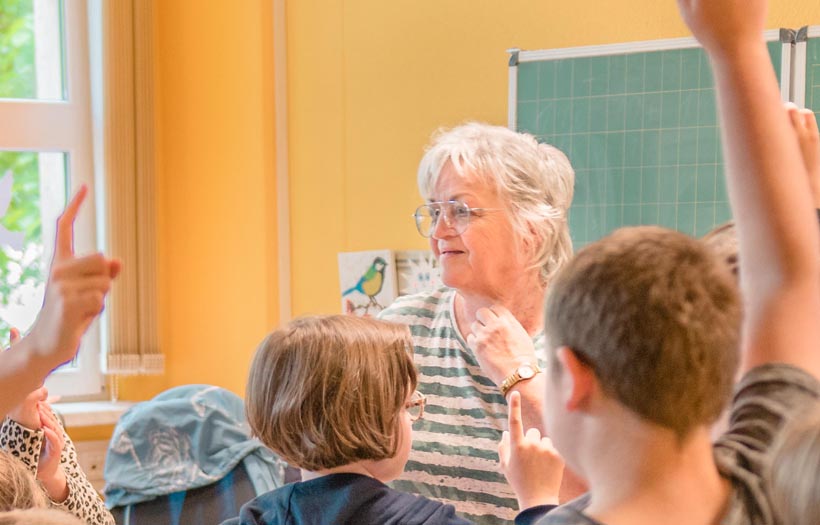 Margit Müller im Klassenraum vor Schülern stehend