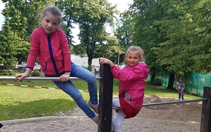 Im Schulgarten der DPFA Görlitz fehlt noch ein beliebtes Spielgerät. Die Kinder wünschen sich schon lange eine Rutsche. Foto: DPFA Görlitz
