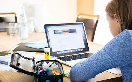 Ein Mädchen sitzt vor einem Laptop und macht, mit Motivation zum Lernen, ihre Schulaufgaben. Foto: Steven Weirather via Pixabay
